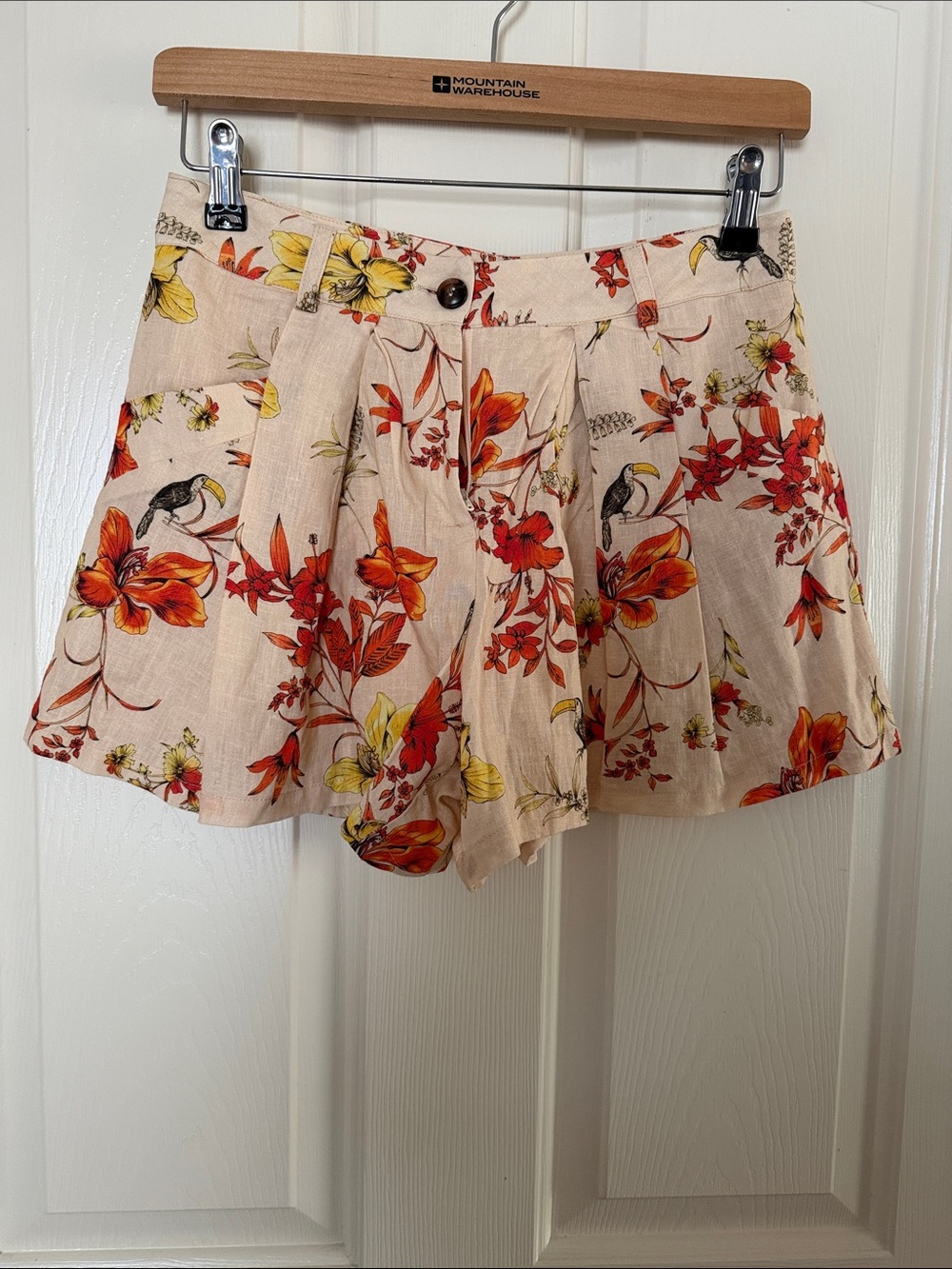 DRA Los Angeles Pleated Women's Shorts - Beige Floral Print Size Small NWOT